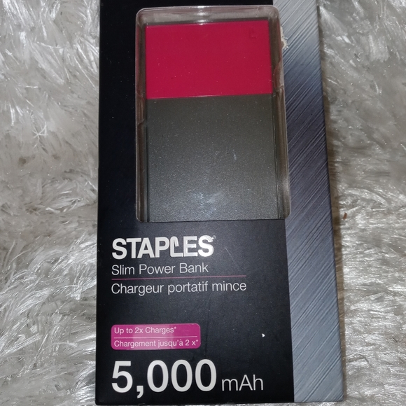 Staples Slim Power Bank - Picture 1 of 3